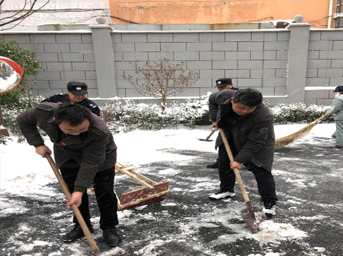 大雪不停，保障不止，第一黨支部組織黨員出動(dòng)保障群眾出行路