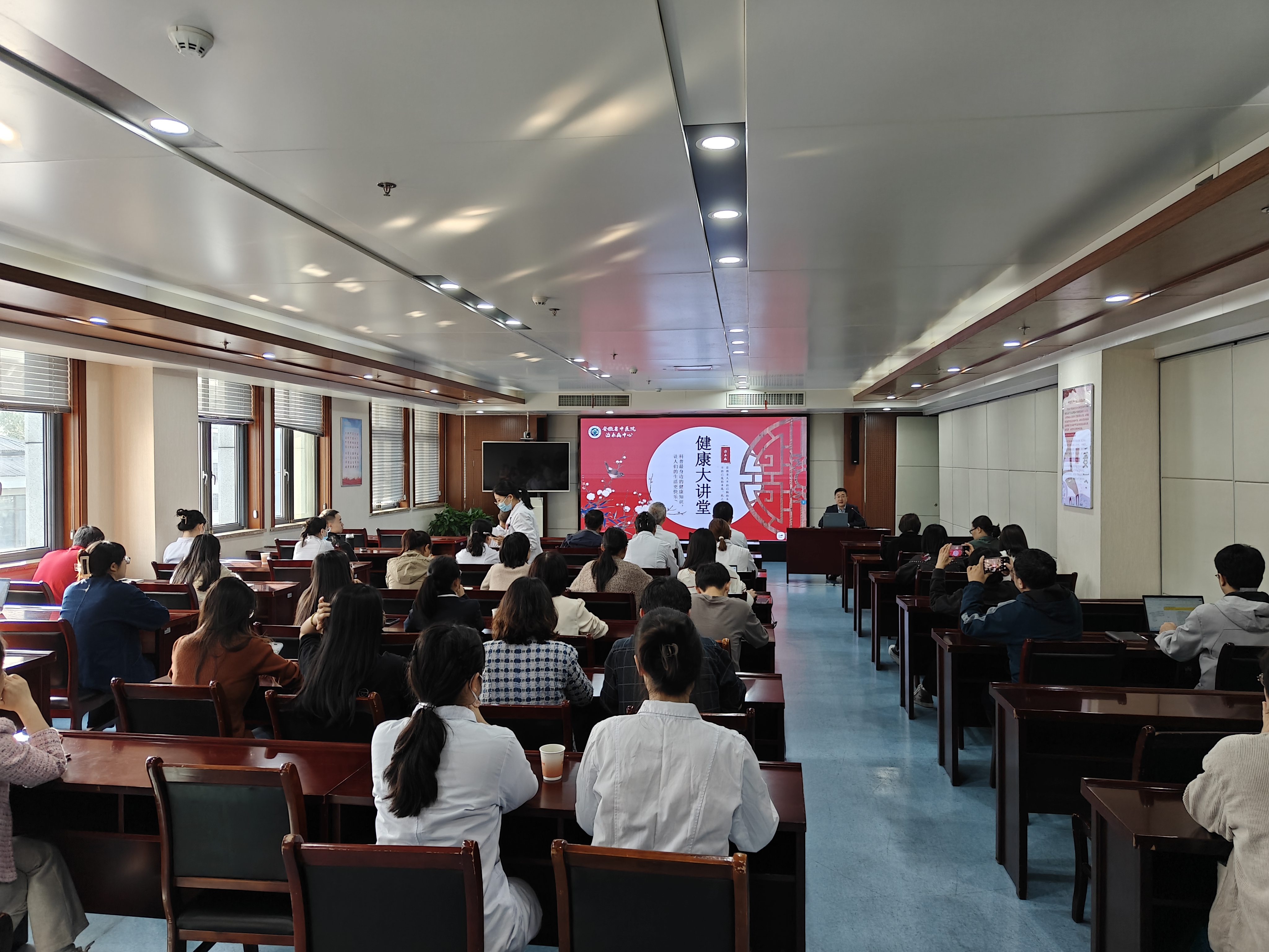 “義診暖人心，共筑健康夢”——皖投置業(yè)公司第三黨支部聯(lián)合安徽中醫(yī)藥大學(xué)第一附屬醫(yī)院治未病黨支部、皮膚科黨支部開展支部共建活動